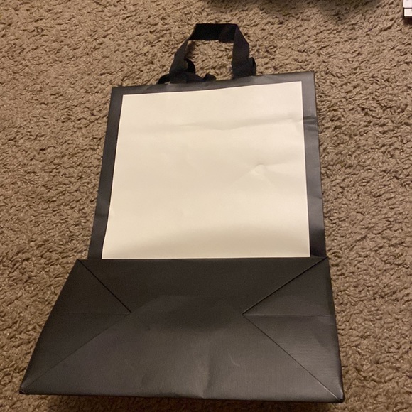 Gucci paper bag - good condition. Please see pics - Picture 3 of 7